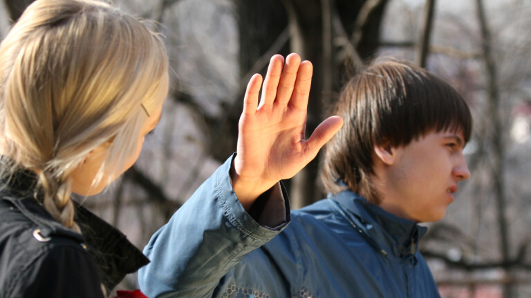 Eine Frau und ein Mann streiten.