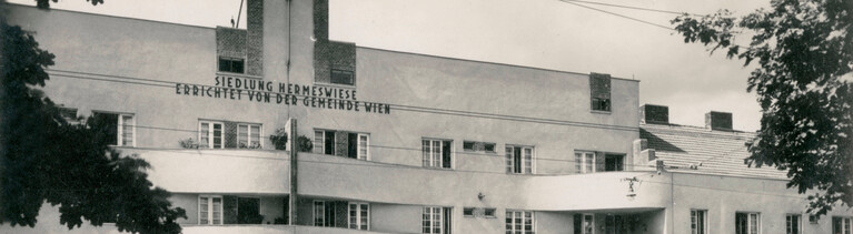 Siedlung Hermeswiese in Wien wurde als Gartenstadt konzipiert in Zusammenarbeit mit der Gemeinde Wien. Sie wurde (1923/24) nach Plänen des Architekten Karl Ehn (1884-1959), der Wiener Baufirma Mühlbauer und der Siedler selbst errichtet, die mindestens 1.000 unbezahlte, freiwillige Arbeitsstunden leisten mussten. Datum: um 1925.