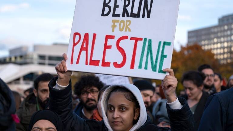 Frau hält auf einer pro-palästinensischen Demonstranten in Berlin ein Schild mit der Aufschrift "Berlin for Palestine" hoch.