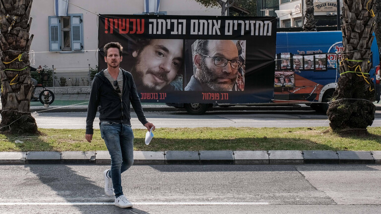 Fotos auf Plakatwänden in Tel Aviv zeigen Geiseln, die seit dem 7. Oktober 2023 von der Hamas festgehalten werden.