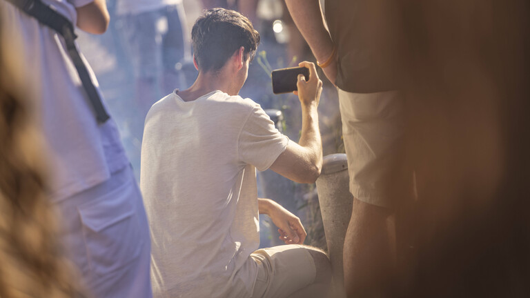 Content Creator mit Smartphone