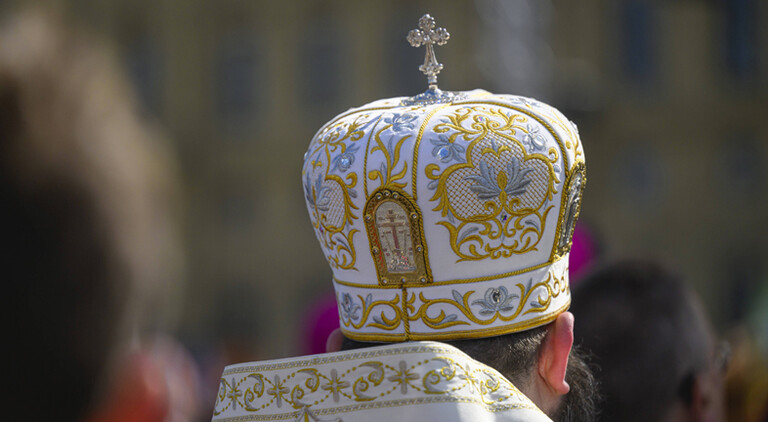Bärtiger Mann von hinten mit christlich-orthodoxer Kopfbedeckung