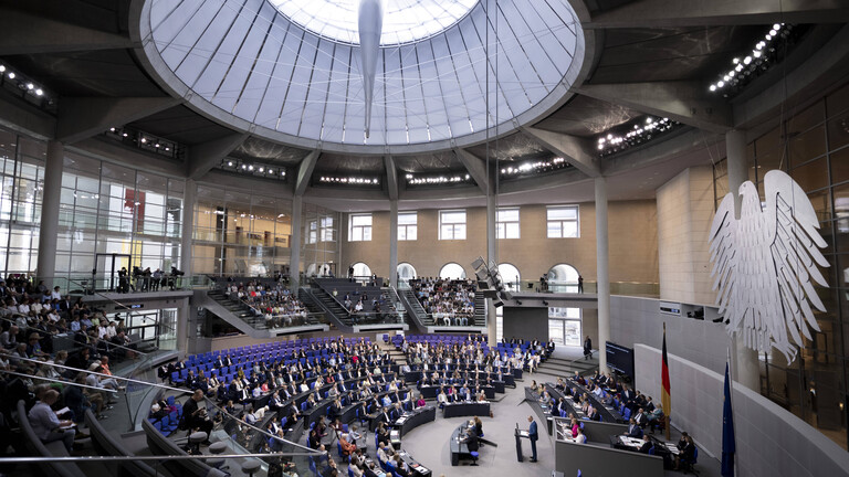 Überblick über den Bundestag mit Bundesadler
