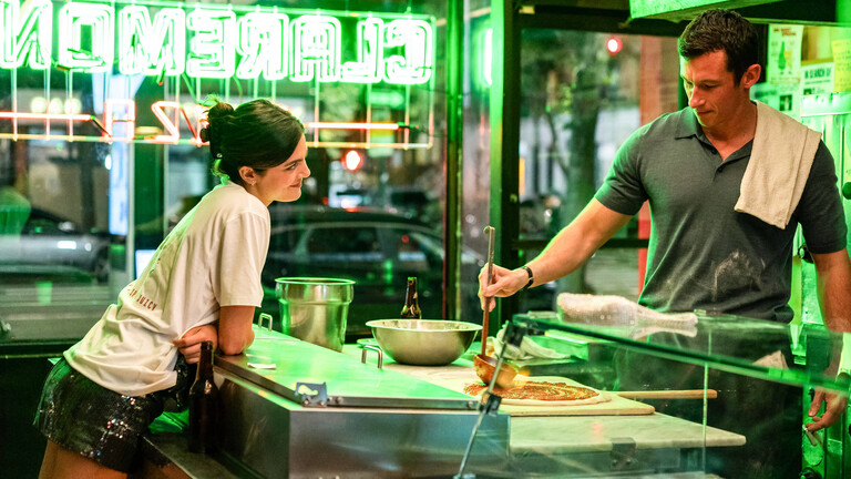 Callum Turner und Monica Barbaro im Film "One Night Only" (2026)