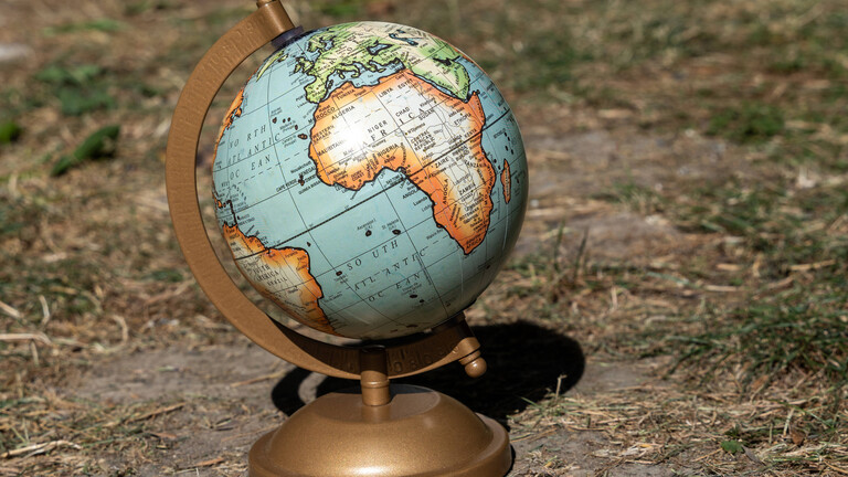 Ein Globus auf dem Afrika zu sehen ist