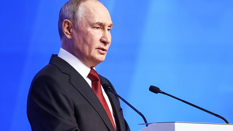 Der russische Präsident Wladimir Putin spricht auf einer Plenarsitzung im Rahmen der zweiten Stufe des Parteitags der Partei „Einiges Russland“ im Vorfeld der Wahlen zur Russischen Staatsduma 2026.