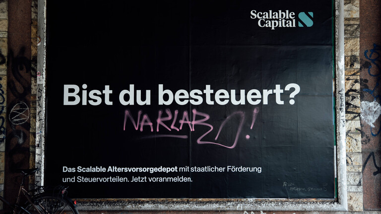 Berlin, Scalable-Capital-Werbeplakat mit Logo als OOH-Außenwerbung zur privaten Altersvorsorge, zum Altersvorsorgedepot, zur Riester-Nachfolge, zur staatlichen Förderung ab 2027 und zum ETF-Sparen.