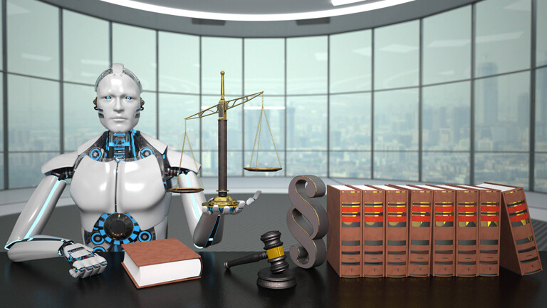 Ein „Roboter-Richter“ hält eine Waage; er sitzt an einem Tisch mit Gesetzestexten, einem großen Paragraphen, einem Hammer, im Hintergrund durch die Fensterfront die Skyline einer Großstadt