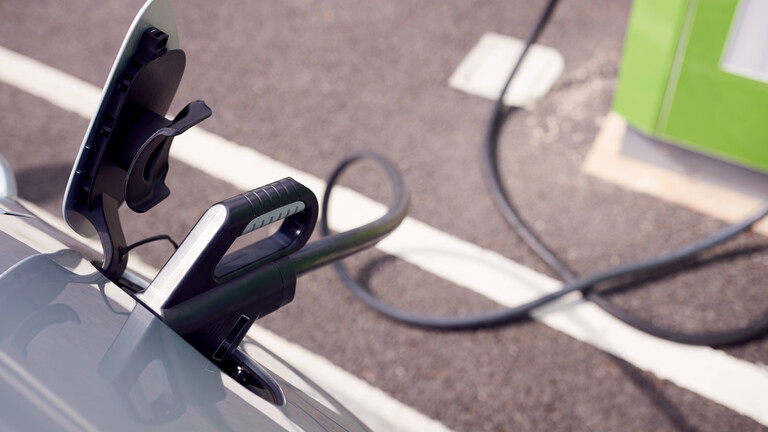 Ein E-Auto an der Ladestation