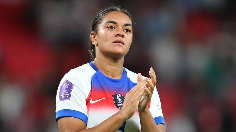 Die englische Fußballnationalspielerin Jess Carter steht applaudierend auf dem Platz während UEFA Womens Nations League (30.5.2025)