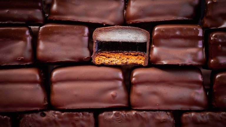 Schokoladen-Dominosteine übereinander gestapelt