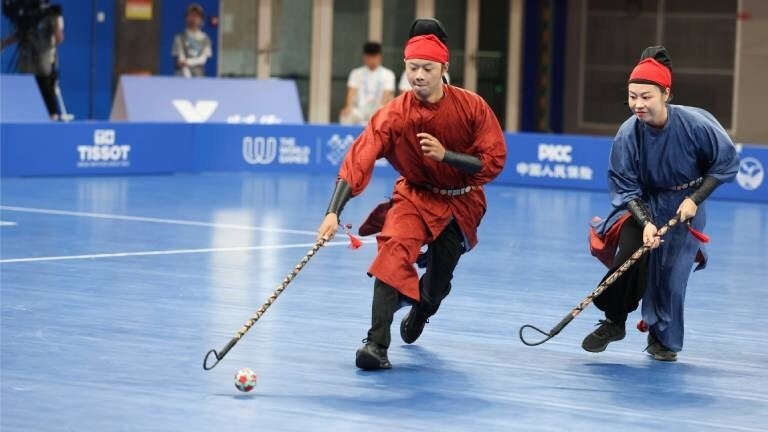 Eine Person spielt Floorball im Vorfeld der World Games in China