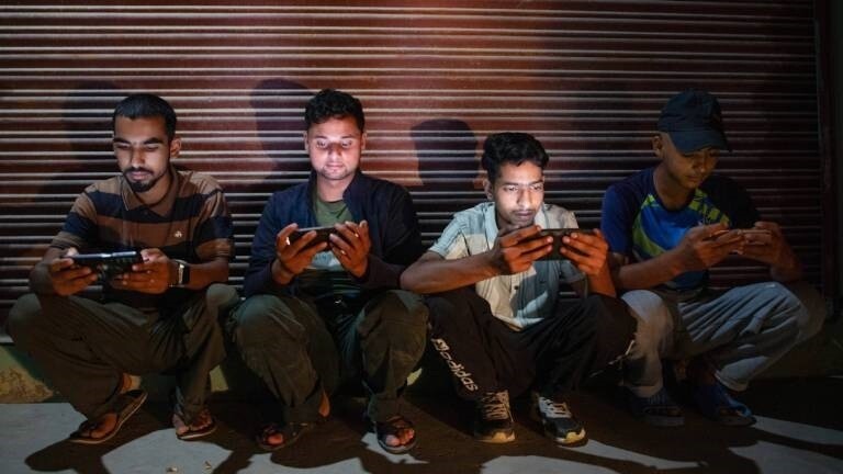 Mehrere Personen schauen auf ihre Smartphones