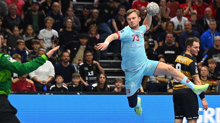Handball-Profi Timo Kastening bei einem Handball-Match am Ball, links: Torwart Marino Mallwitz und rechts: Julius Dierberg (beide Dresden), HC Elbflorenz Dresden gegen MT Melsungen
