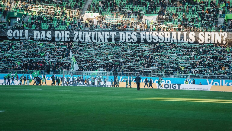 Fans im Fußballstadion protestieren gegen Vorhaben der Innenminister die Sicherheit in Stadien zu erhöhen