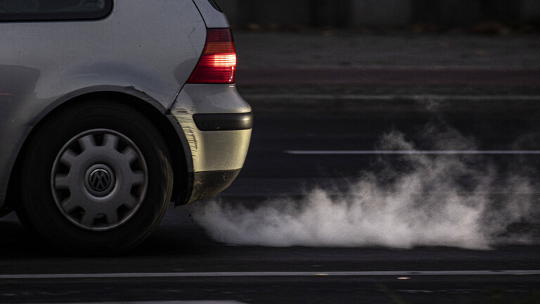 Abgase zeichnen sich an einem Auto ab, aufgenommen in Berlin.