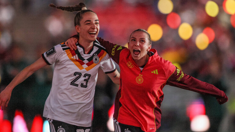 Jubel, Freude und Emotionen bei der Deutschen Frauen Nationalmannschaft, nach dem 2:0 Sieg nach Toren ist die DFB Elf und Mannschaft für die WM in Brasilien qualifiziert