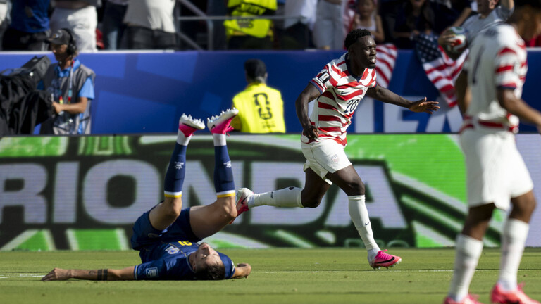 Er wird trotz roter Karte spielen: US-Stürmer Folarin Balogun feiert am 01.07.2026 während der WM ein Tor gegen Bosnien