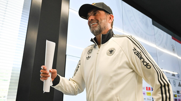 Bundestrainer Jürgen Klopp mit den Kaderlisten