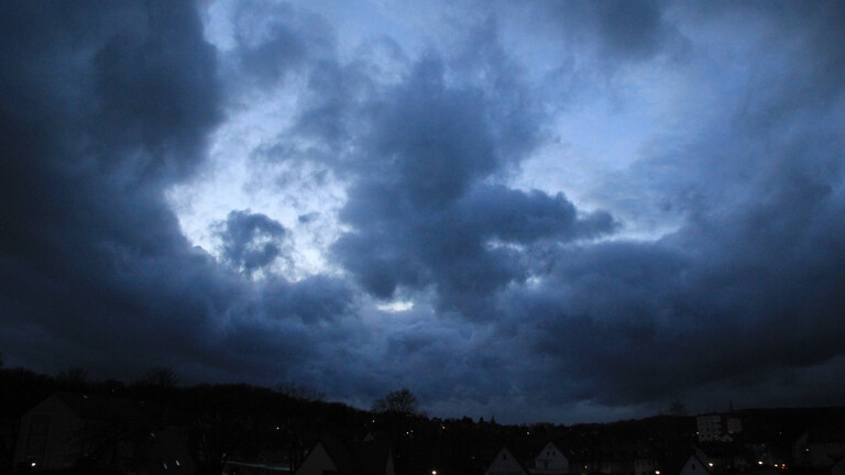 Unwetterfront zieht über das Harzvorland Schaukelwetter im Winter.
