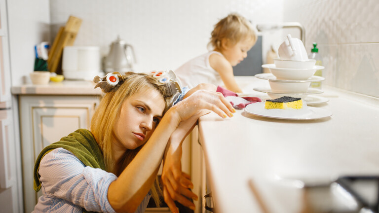 Frau mit Kind, erschöpft