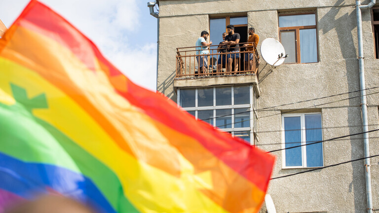 Regenbogenfahne bei Pride Parade in Kharkiv.