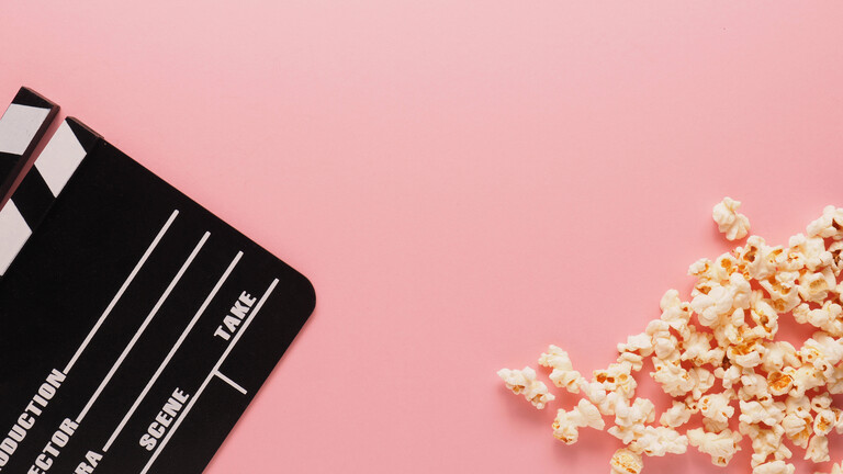 Filmklappe und Popcorn