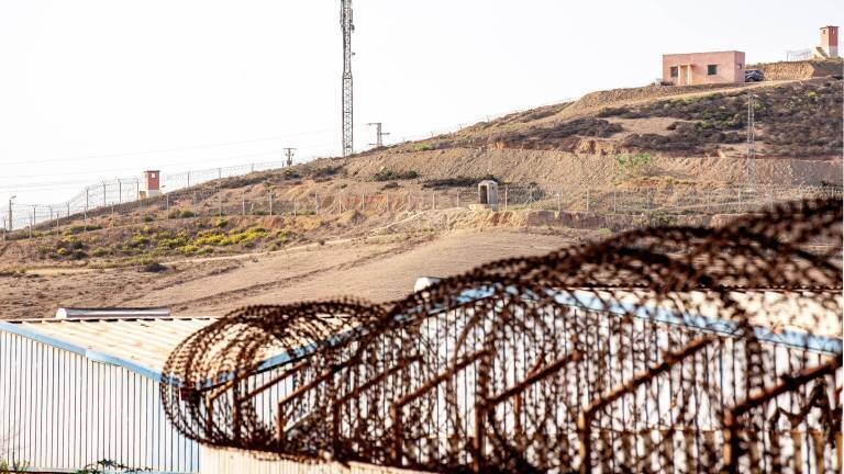 An der EU-Außengrenze von Spanien zu Marokko ist die Enklave Ceuta an der nordafrikanischen Küste mit Stacheldraht und Grenzzäunen abgeschottet.