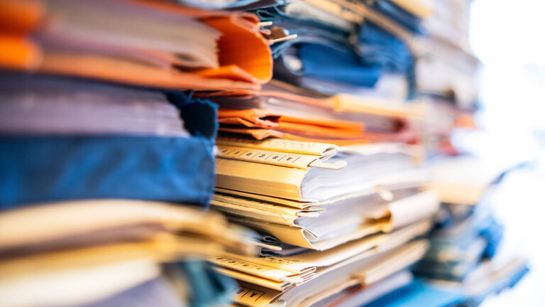 Ein Stapel mit Gerichtsakten Düsseldorf Nordrhein-Westfalen Deutschland