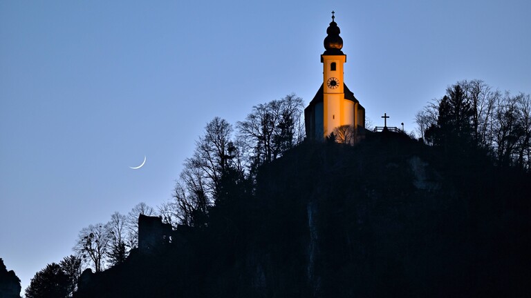 Die Wallfahrtskirche St.Pankraz steht auf dem Karlstein, einem Felsen, bei Bad Reichenhall und wird von der Abendsonnen angestrahlt.