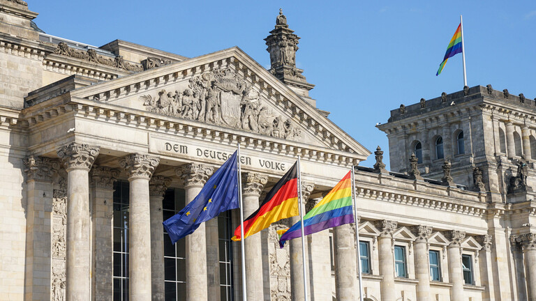 Reichstagsgebäude mit EU-Flagge, Deutschlandflagge, Regenbogenflagge Berlin