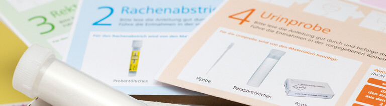 Nahaufnahme von verschiedenen ausgepackten Selbsttests für Geschlechtskrankheiten