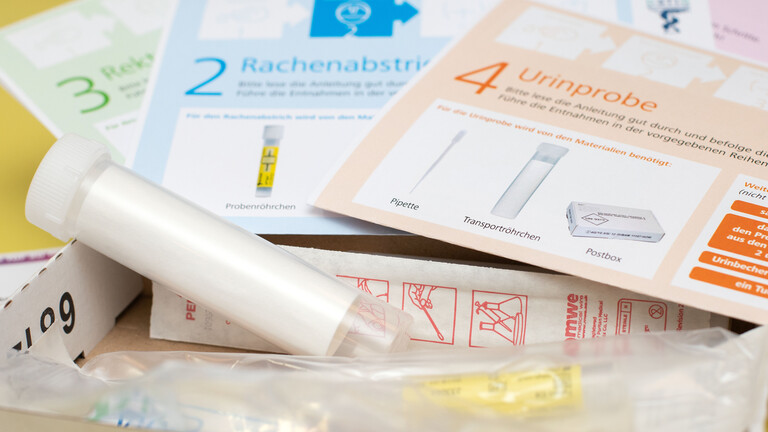 Nahaufnahme von verschiedenen ausgepackten Selbsttests für Geschlechtskrankheiten