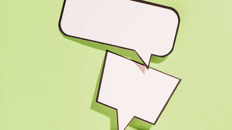 Unterschiedliche Sprechblasen auf hellgrünem Untergrund