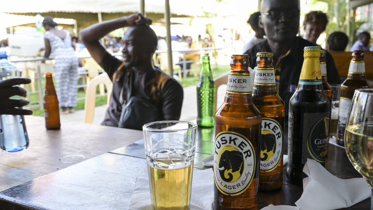 Kenianer trinken ein Bier in einer Bar in Nairobi