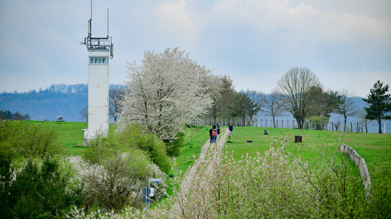 Unterwegs auf dem Grünen Band Blick auf den ehemaligen Grenzturm der DDR Grenztruppen am Point Alpha in der Rhön zwischen Thüringen und Hessen (2023)