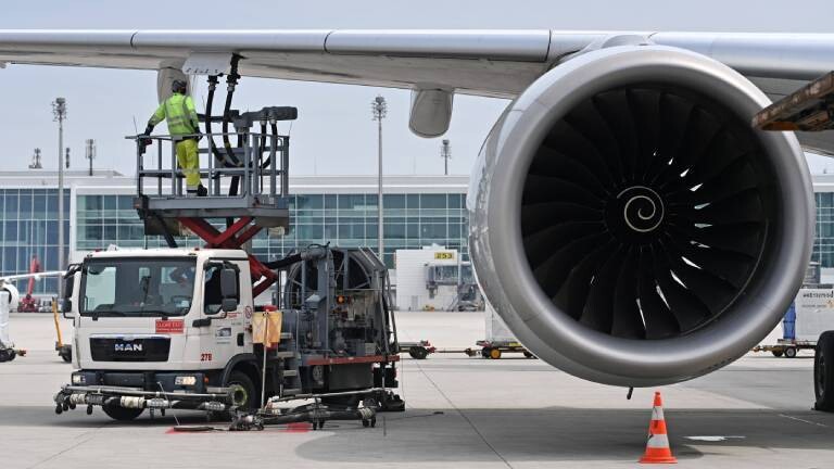 Ein Flugzeug am Münchner Flughafen wird betankt