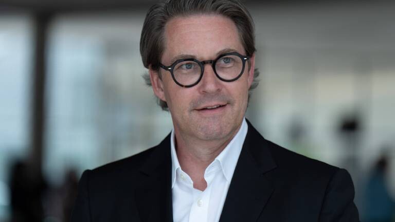 Der ehemalige Verkehrsminister Andreas Scheuer (CSU) trägt eine schwarz umrandete Brille, ein weißes Hemd, schwarzes Jacket und blickt freundlich in die Kamera.