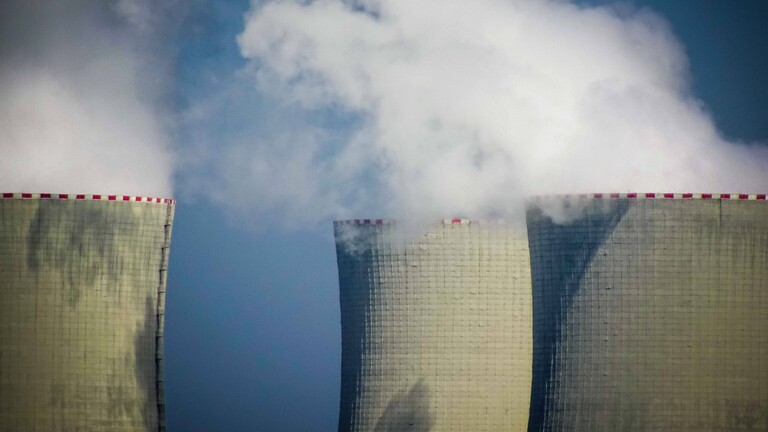 Rauchende Türme eines Atomkraftwerks als Symbolbild für Atomenergie