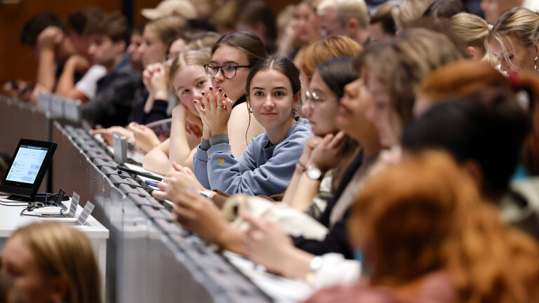 Studenten im großen Hörsaal am Tag der Erstsemesterbegrüßung zum Wintersemester 2023 24 an der Uni Köln