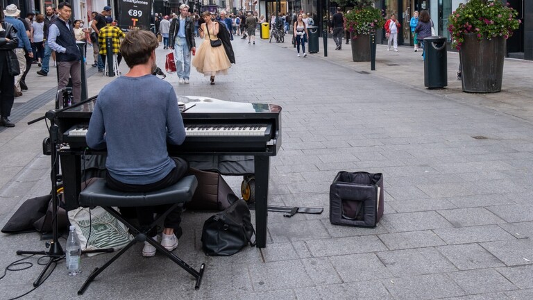 Ein Straßenmusiker in der Grafton Street in Dublin.