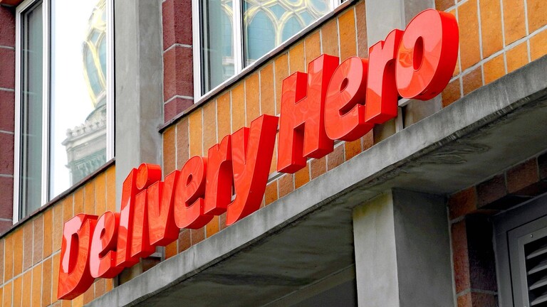 Der Schriftzug "Delivery Hero" an einer Hausfassade.