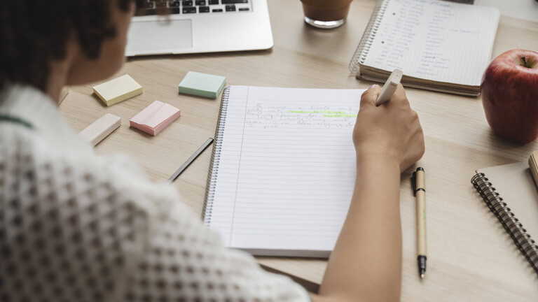 Teenager schreibt eine Liste