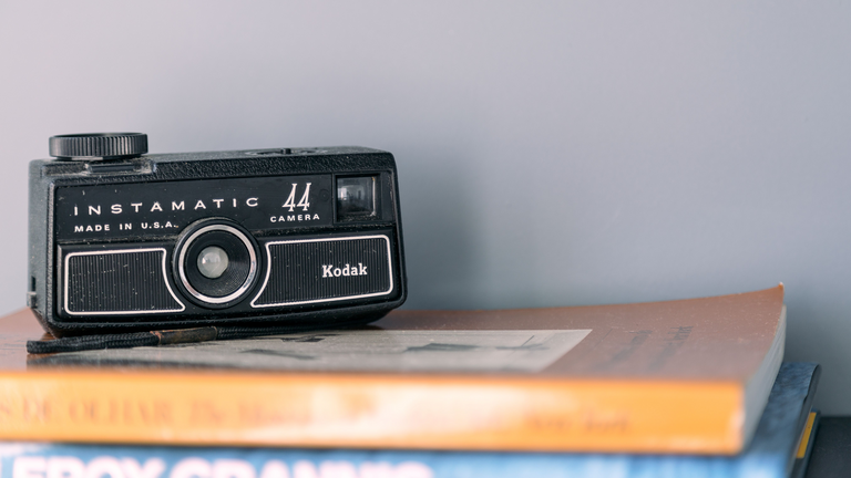 Eine alte Kodak Instamatic 44 auf einem Bücherstapel.