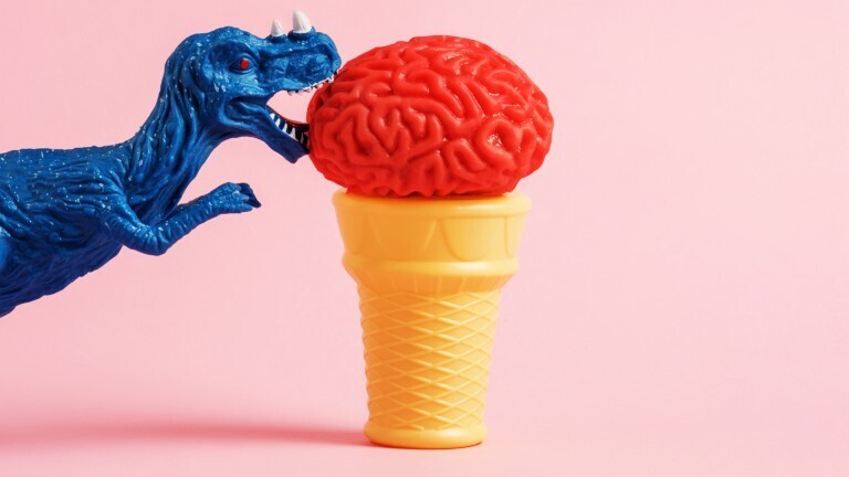 Symbolbild: Ein blauer Dinosaurier beißt in eine rote Eiskugel in Form eines Gehirns.