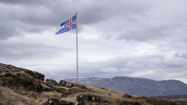 Die isländische Flagge weht über dem Thingvellir National Park