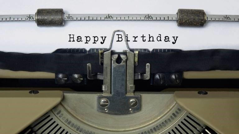 Schreibmaschine mit Schriftzug Happy Birthday