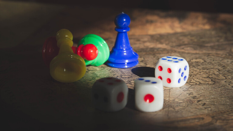 Spielfiguren für Brettspiele und Würfel