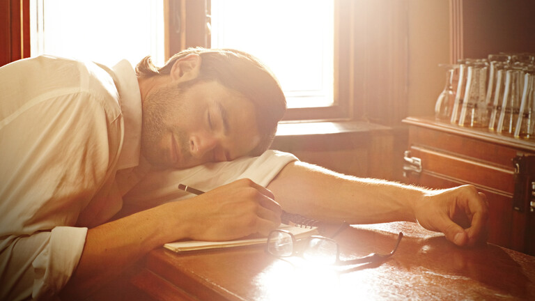 Ein Mann schläft auf einem Block.