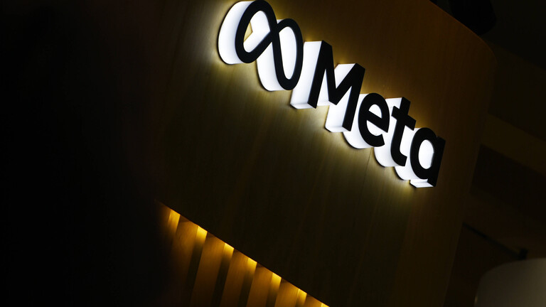 Meta Logo auf einem Gebäude bei Nacht